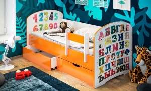 Детская кровать с бортиком Алфавити (2 ящика/цветное ЛДСП)